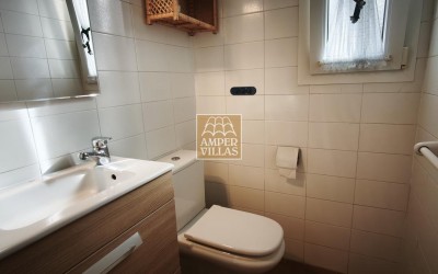 Spacious bungalow with a communal swimming pool and tennis court next to the golf club.